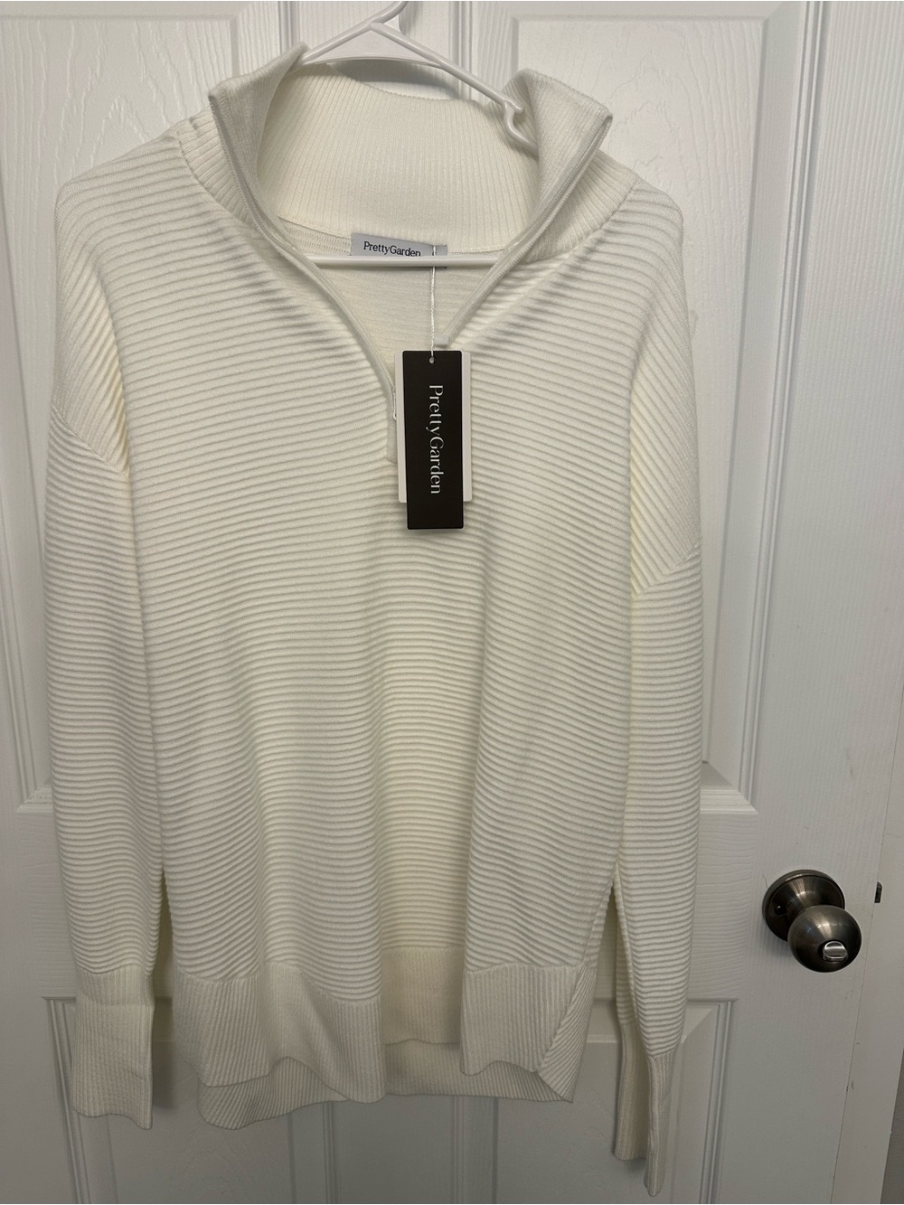 Pretty Garden Women's Cream Ribbed V-Neck Pullover